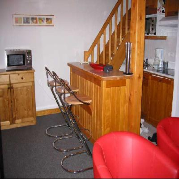 L'ESCALIER D'ACCES A L'ETAGE MENE A 2 CHAMBRES ET UN WC,PALIER AVEC CLIC-CLAC.
