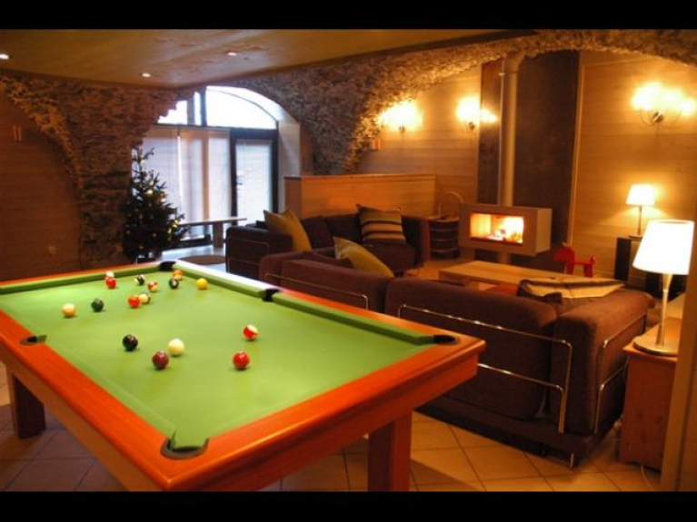 Le Spot Billiard Lounge