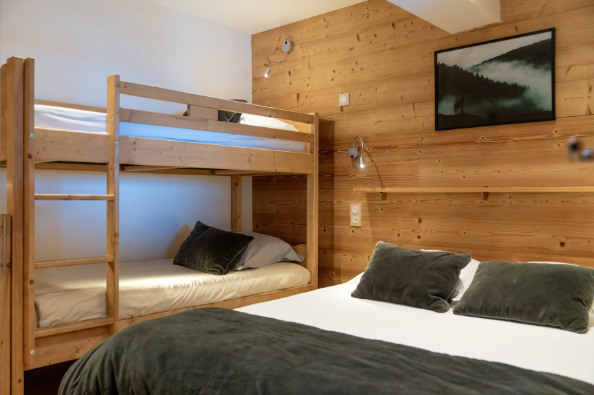 Chambre 2 : 1 lit superposé offrant 2 lits simples en 90 x 190 + 2 lits simples en 80 x 200 ou 1 lit double en 160 x 200