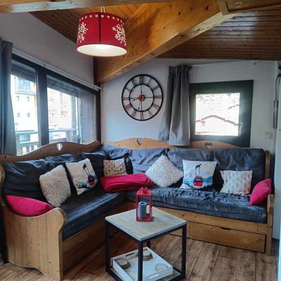 Coin salon cosy avec vue sur piste