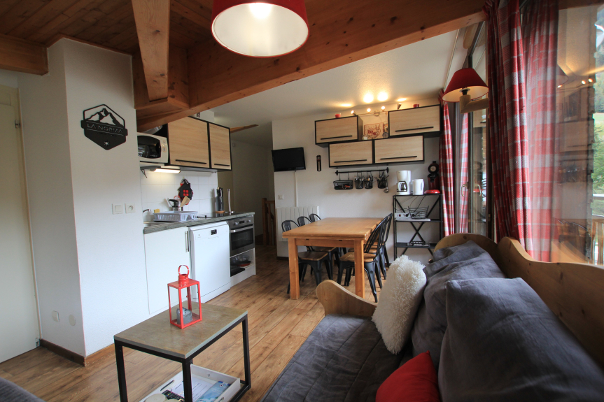 Cuisine toute équipée : plaques à induction, four à chaleur tournante et micro ondes, grand frigo, lave-vaisselle, cafetière à filtre et Senseo, grille-pain, bouilloire, appareils à raclette, fondue et croque monsieur, plancha grill électrique.