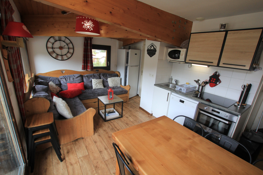 Cuisine toute équipée : plaques à induction, four à chaleur tournante et micro ondes, grand frigo, lave-vaisselle, cafetière à filtre et Senseo, grille-pain, bouilloire, appareils à raclette, fondue et croque monsieur, plancha grill électrique.