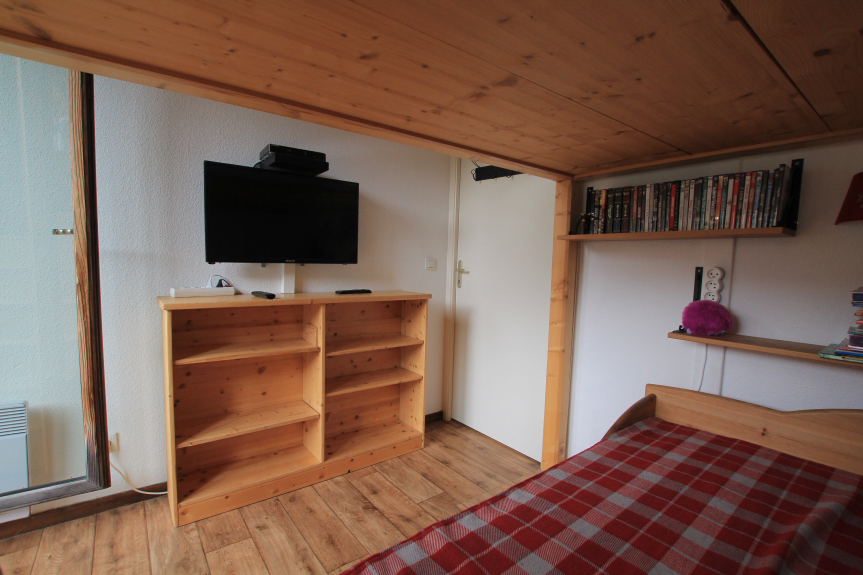 Chambre 2 :
Tv 80 cm avec lecteur DVD - DVD à disposition - Livres et jeux enfant