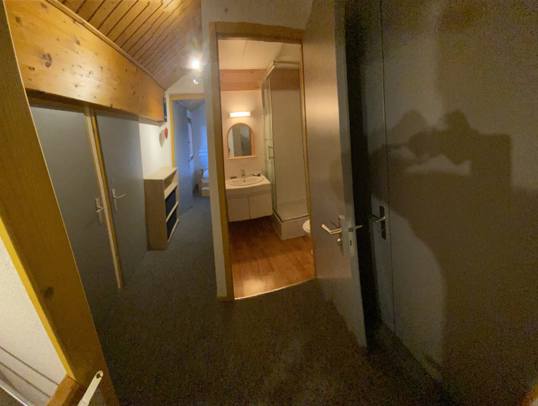 Etage: à gauche portes des chambres 1 et 2 au fond, chambre 3. A gauche salle de bain et WC, à droite de la salle de bain, placard.