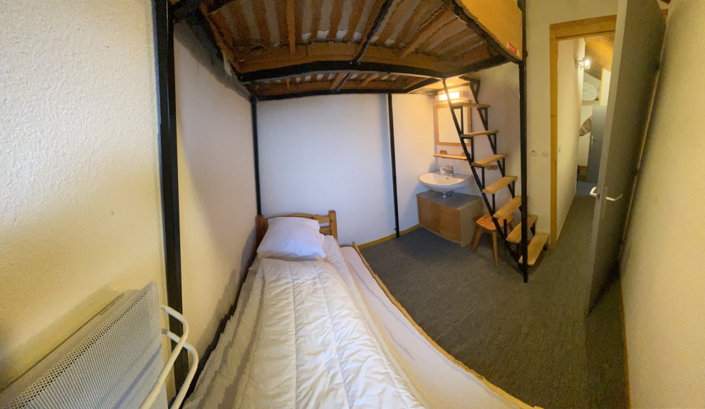 Chambre 3 toujours, lit de 160 en mezzanine et coin lavabo.