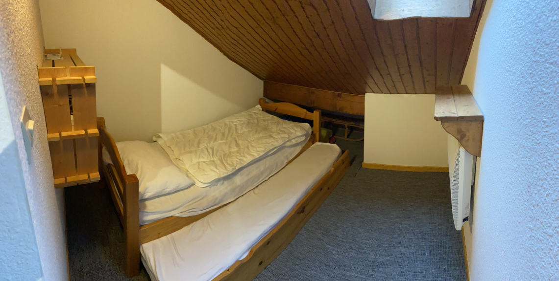 Chambre 1 : 2 lits de 80 cm ou un lit de 160 cm en dépliant les pieds du lit tiroir.