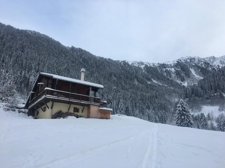 vue du chalet les perches depuis la piste de ski