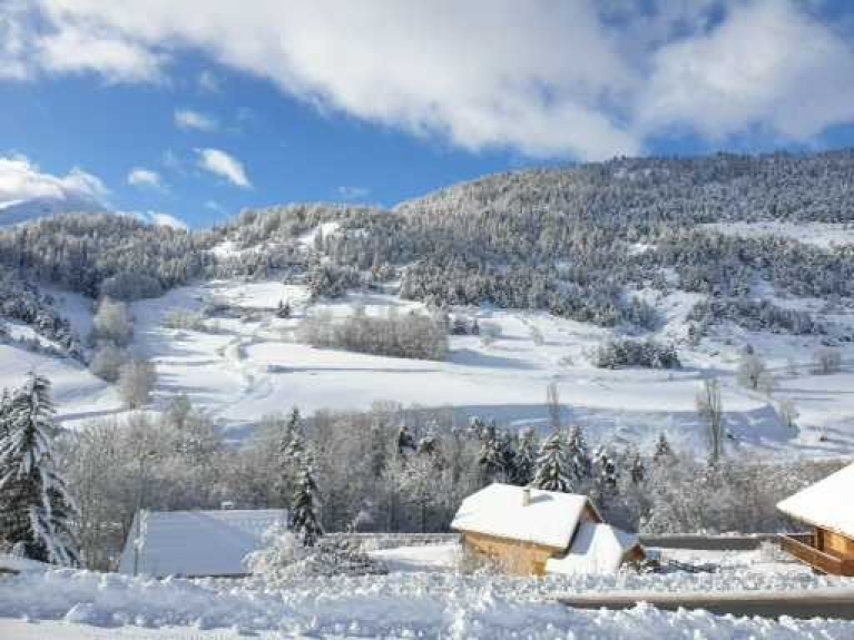 LE DEVOLUY SOUS SON DOUX MANTEAU BLANC