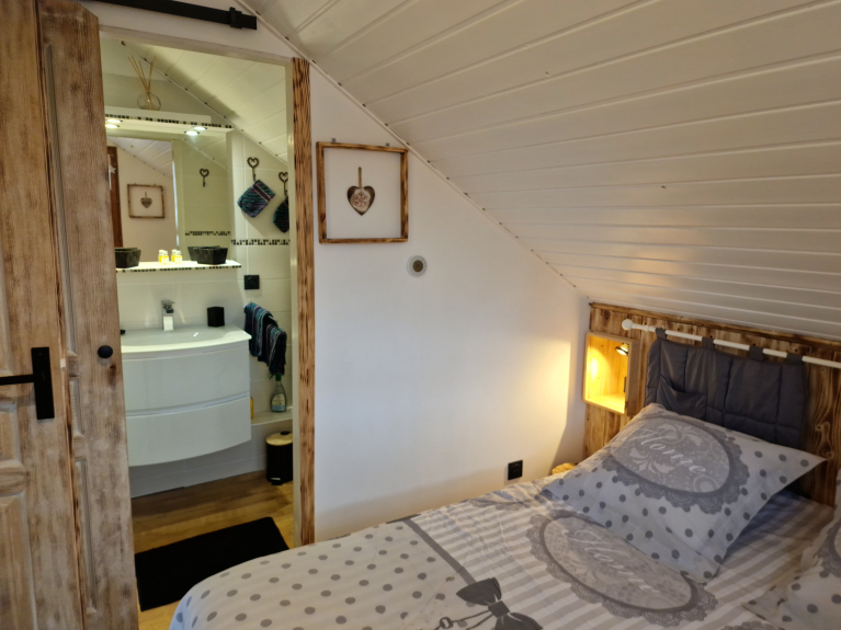 LEVEL 1 : VIEW OF THE BATHROOM ADJOINING BEDROOM 1