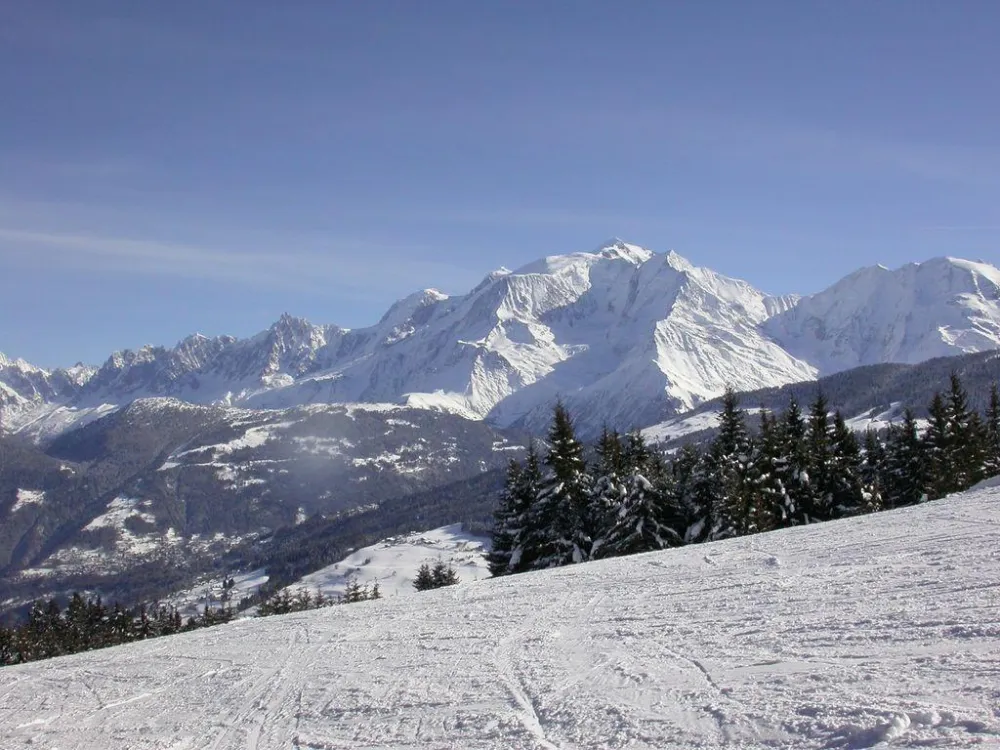 Une vue panoramique sur toute la chaîne du Mont Blanc depuis l'intérieur du chalet.
Un chalet de luxe adapté pour tous les loisirs. 