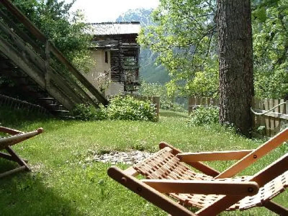 Jardin avec trampoline et tennis en été