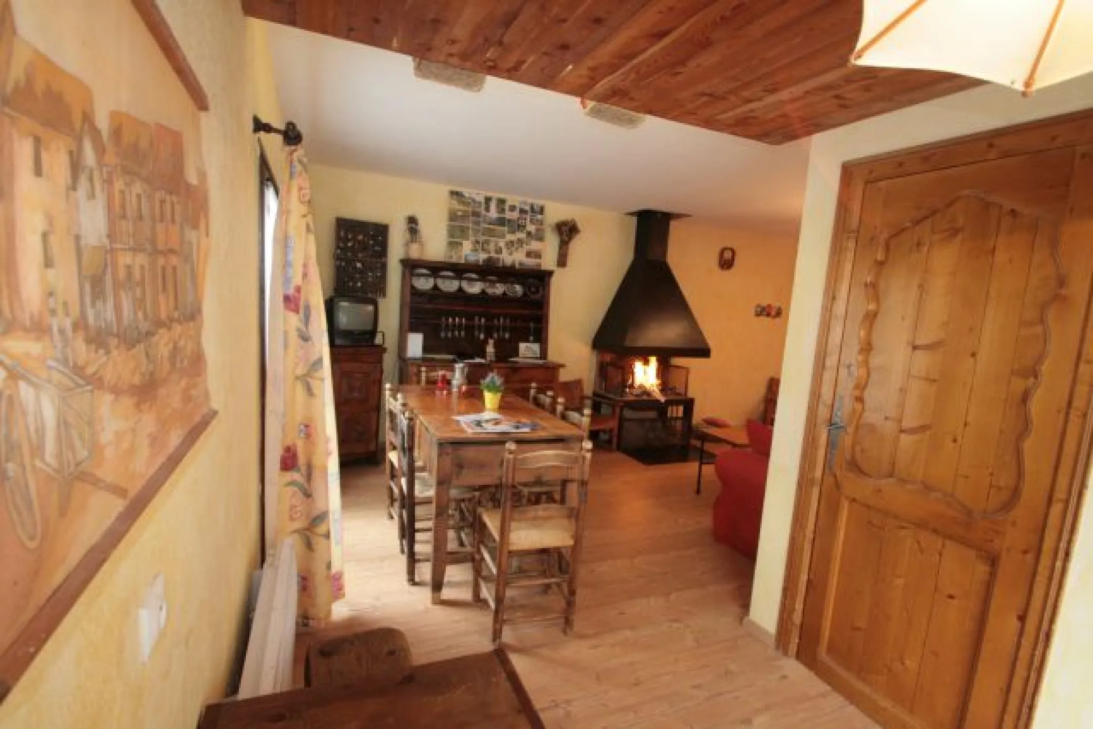 salon, salle à manger avec cheminée.