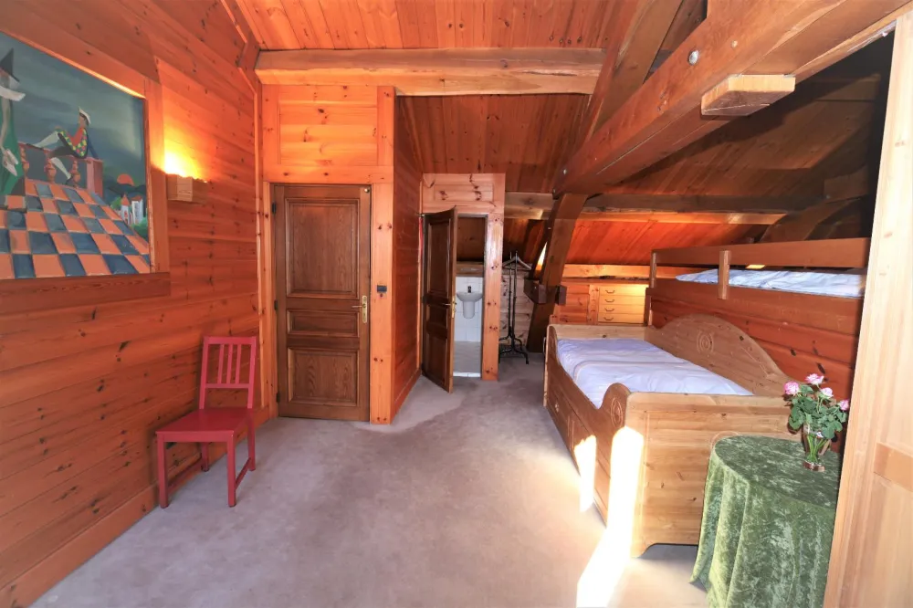 La chambre principale, "loft" au dernier niveau