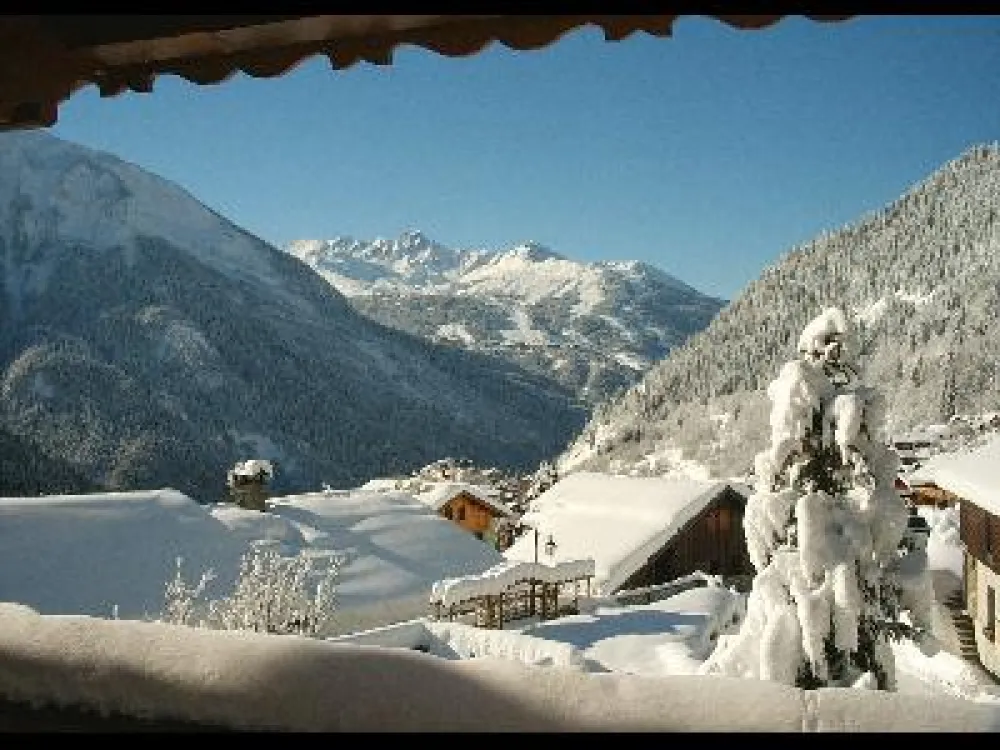 Balcon plein sud, vue village, à droite arrivée des pistes, au fond domaine de Courchevel