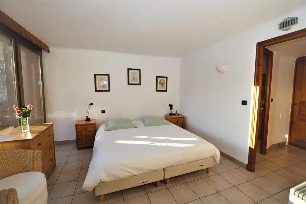 Chambre, à droite dressing et salle de bains.