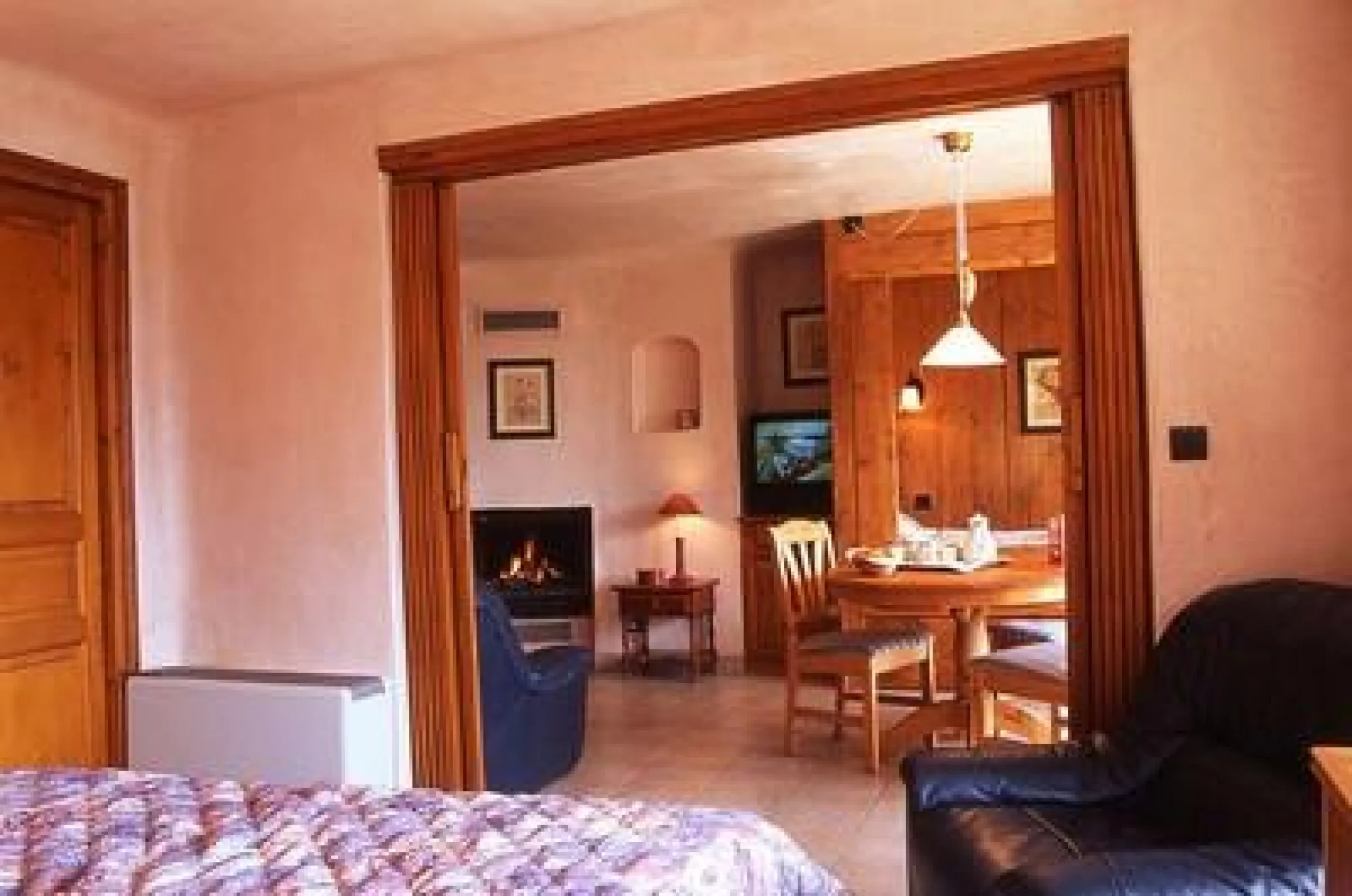 Vue vers le séjour depuis la chambre