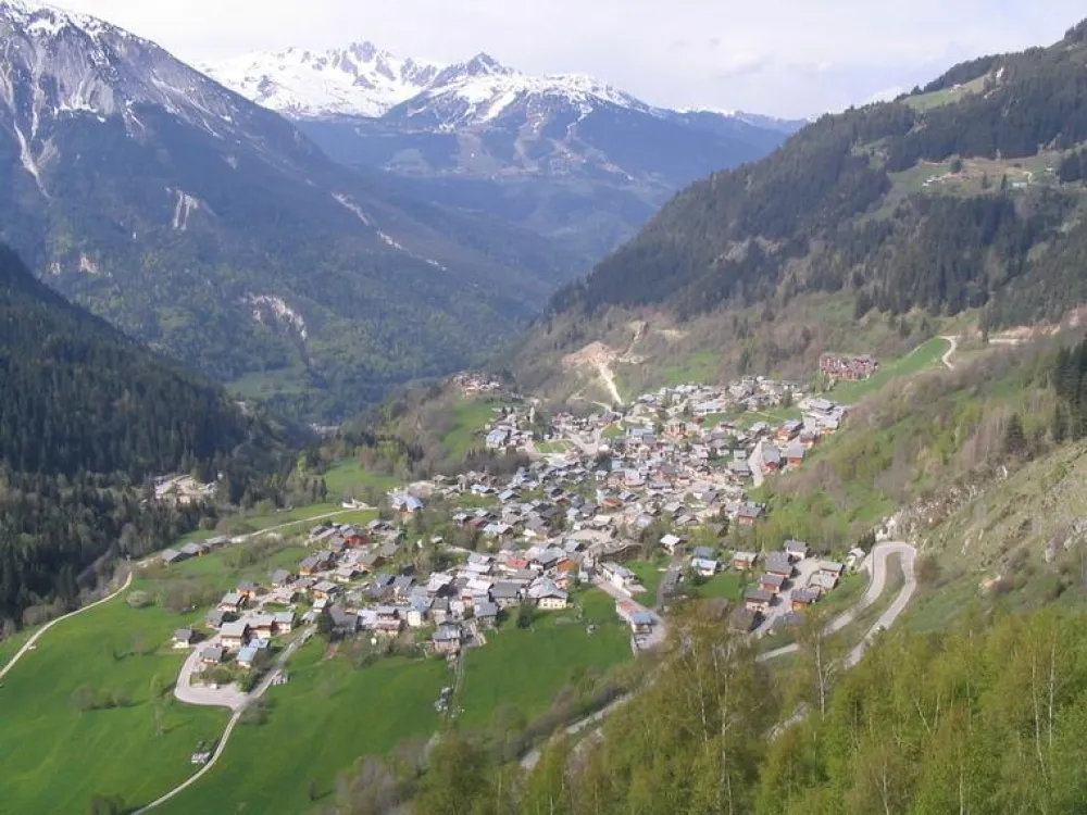 Le village en mai, au fond Les sommets de la Saulire et de la Loze - Courchevel