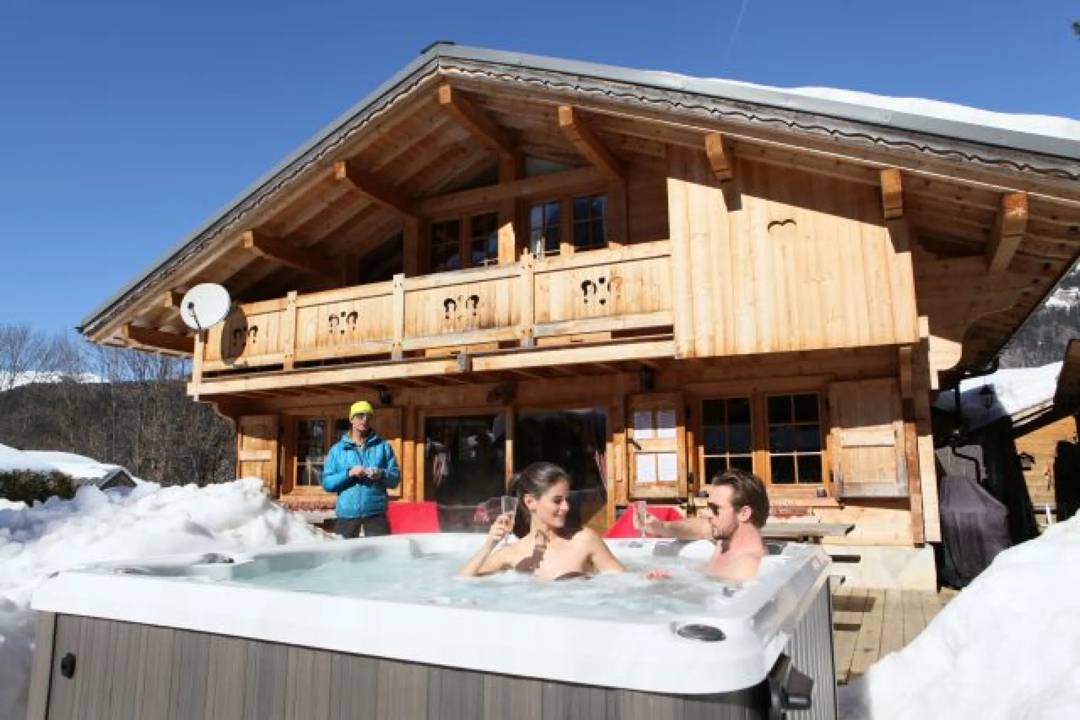 Jacuzzi devant la terrasse du chalet en hiver. 