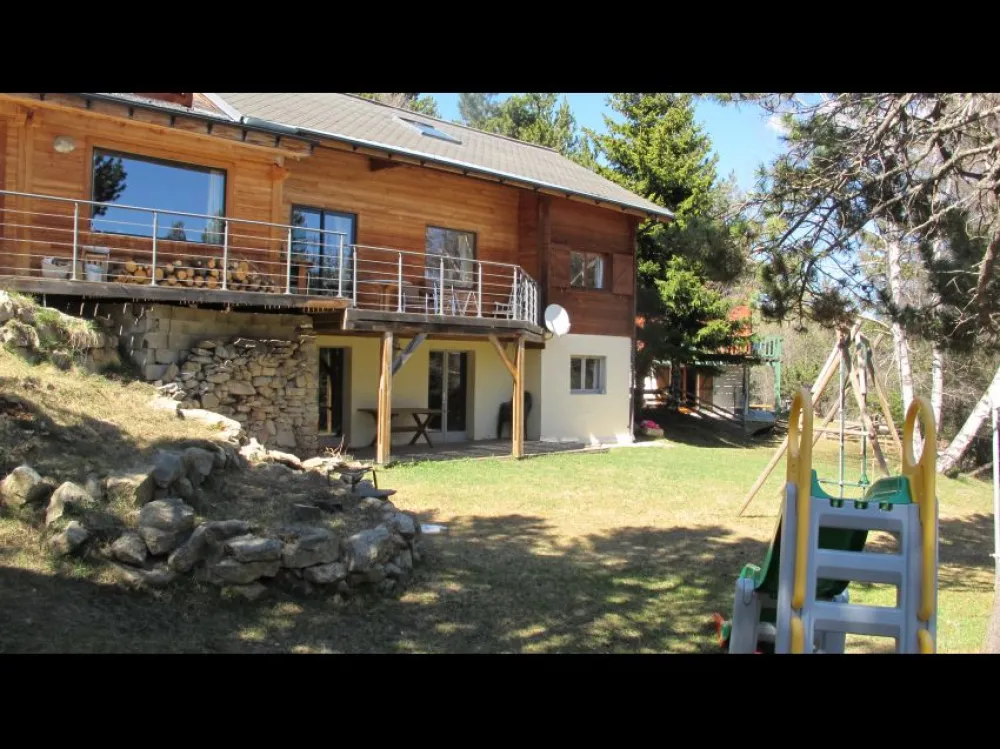 Vue chalet / jardin / balançoire / toboggan