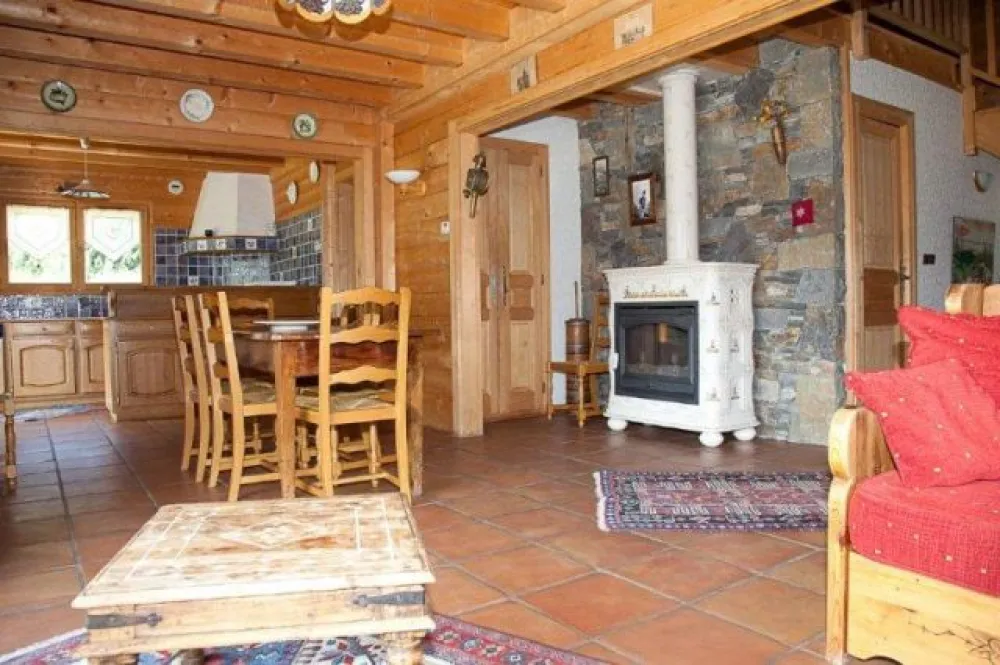 Sejour ,salon , détente devant le poêle cheminée après une bonne journée de skis 