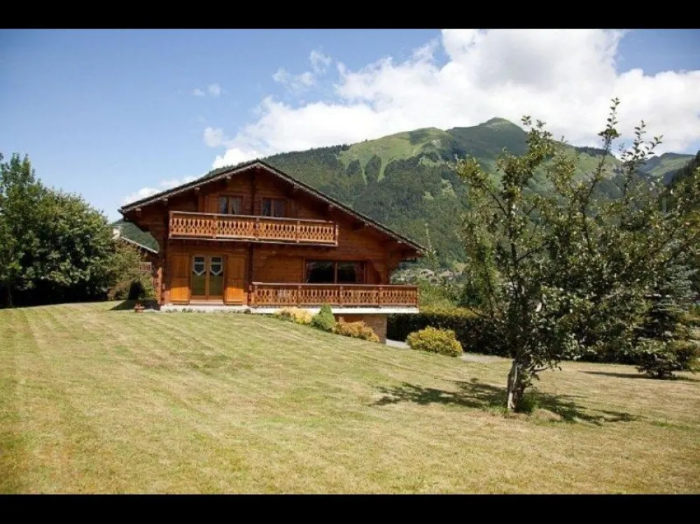 Le chalet « L'arba Clar » vue de l’extérieur en été 