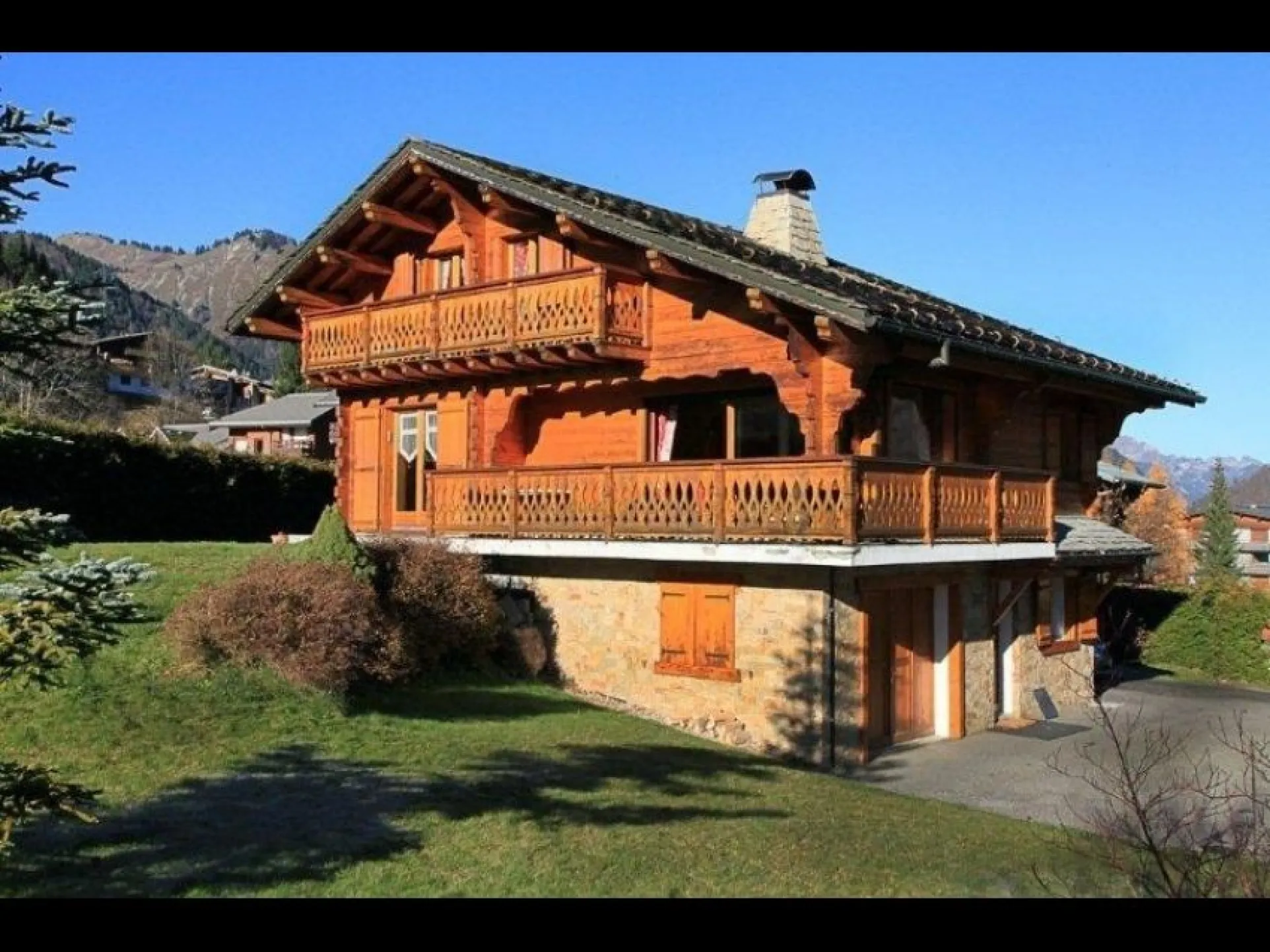 Le chalet « L'arba Clar » vue de l’extérieur en été 