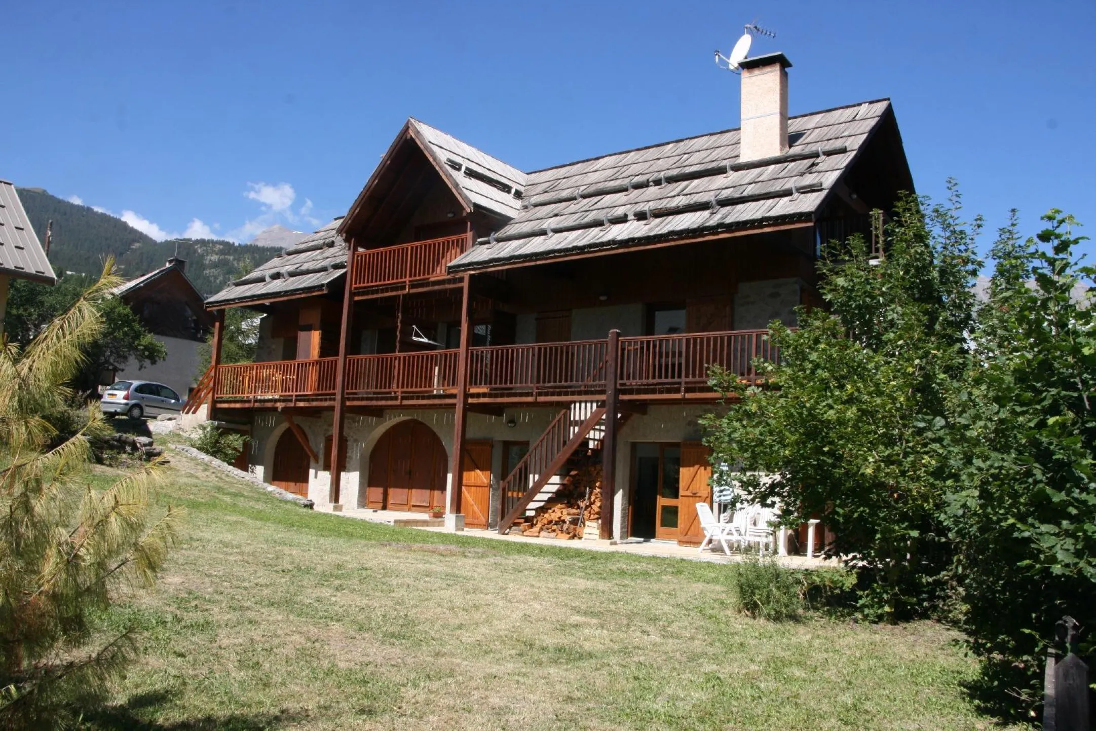 Le chalet Albert et ses 4 appartements. Celui que vous occuperez est au RDC, et au premier étage pour les chambres. Le terrain où vos enfants pourront jouer en toute sécurité et où vous pourrez goûter au plaisir du soleil, de la détente, après une journée