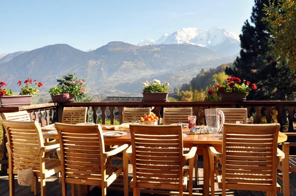 Terrasse panoramique face au Mont Blanc avec table et fauteuils en teck pour 10 personnes
