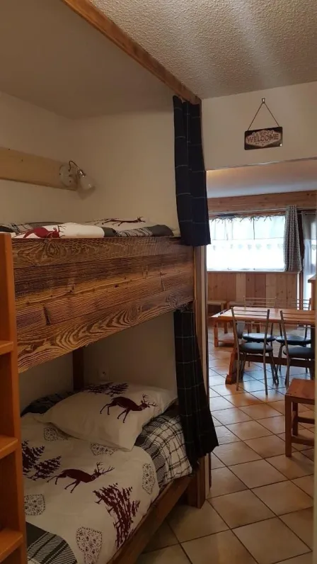 coin couchage, qui peut être isolé de la pièce principale (porte coulissante)