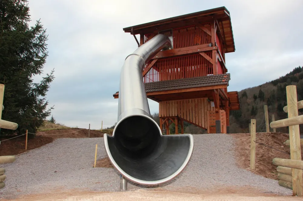 Chalet 8 pers, 2 salles de bain   bar à crèpes, piscine, spa, bowling, ping pong, tennis, wifi, aire de jeux géante, trampoline, baby foot, jeux vidéos,....