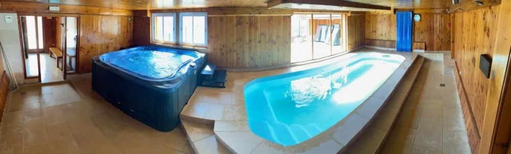 Chalet 12/18 pers    bar à crèpes, piscine, spa, bowling, ping pong, tennis, wifi, aire de jeux géante, trampoline, baby foot, jeux vidéos,....