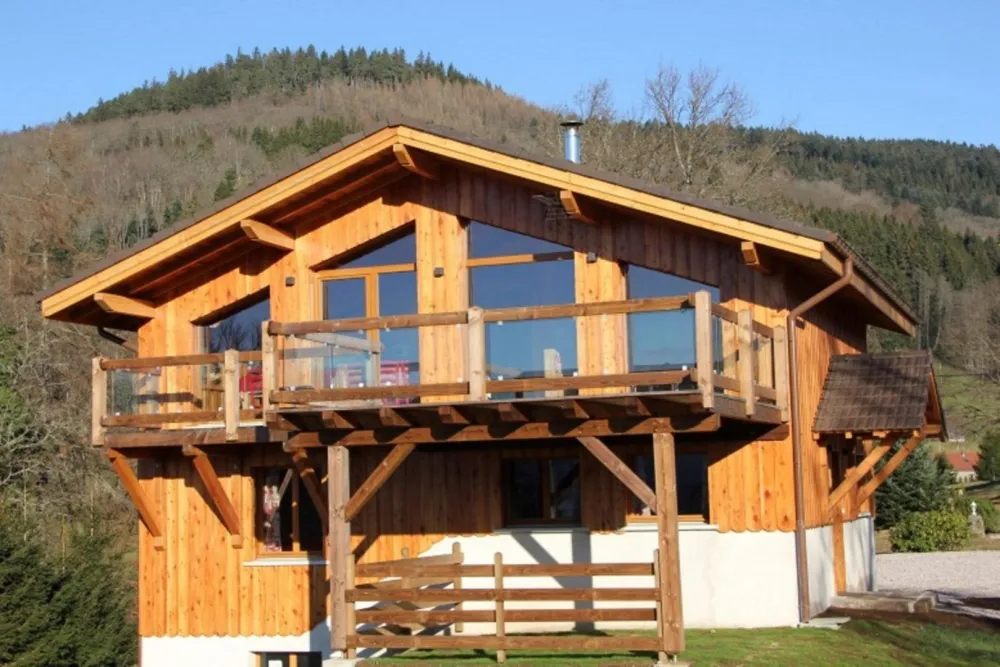 Chalet 12/18 pers    bar à crèpes, piscine, spa, bowling, ping pong, tennis, wifi, aire de jeux géante, trampoline, baby foot, jeux vidéos,....