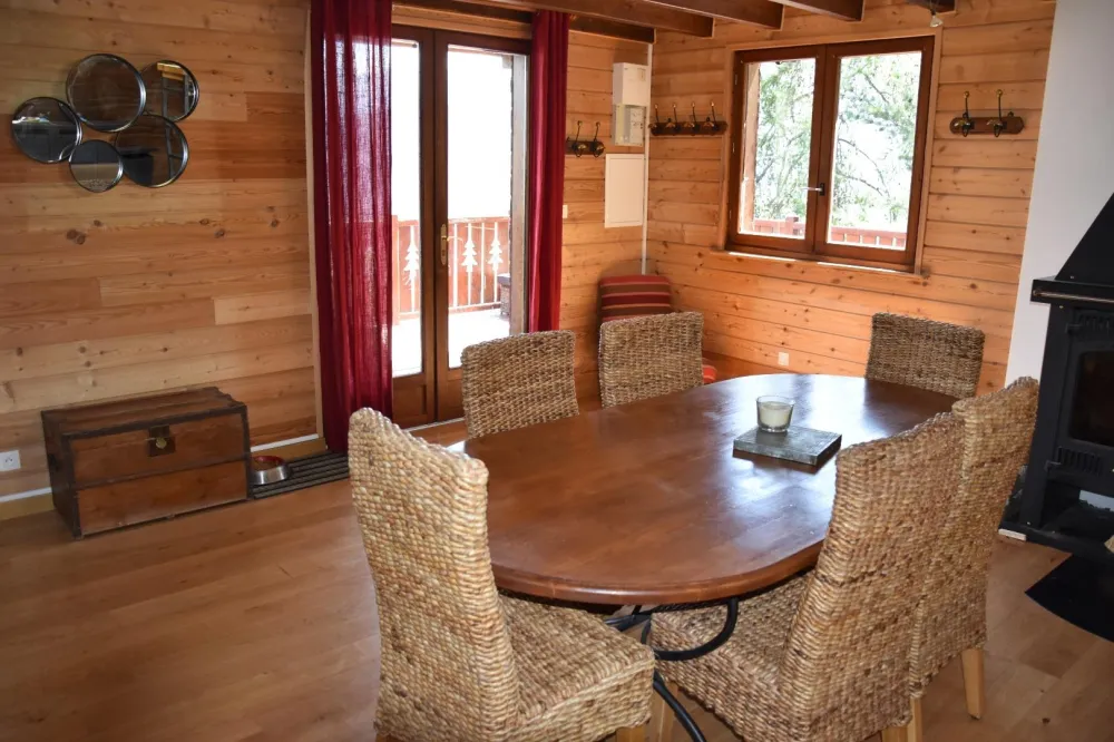 La salle à manger, la table est à proximité du poele-cheminée
