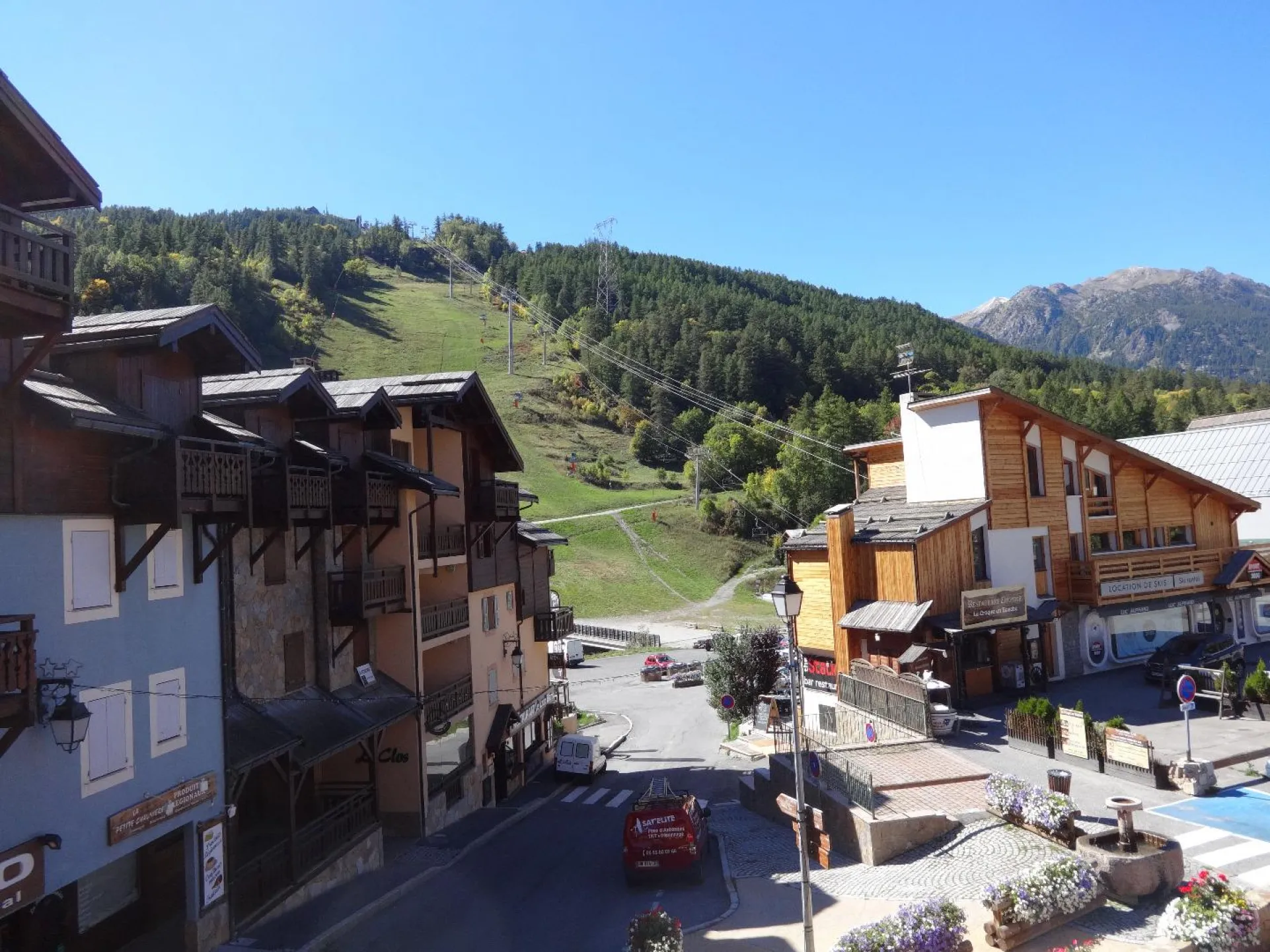 Vue depuis le balcon de l’appartement : départ des remontées mécaniques et la piste Luc Alphand. 