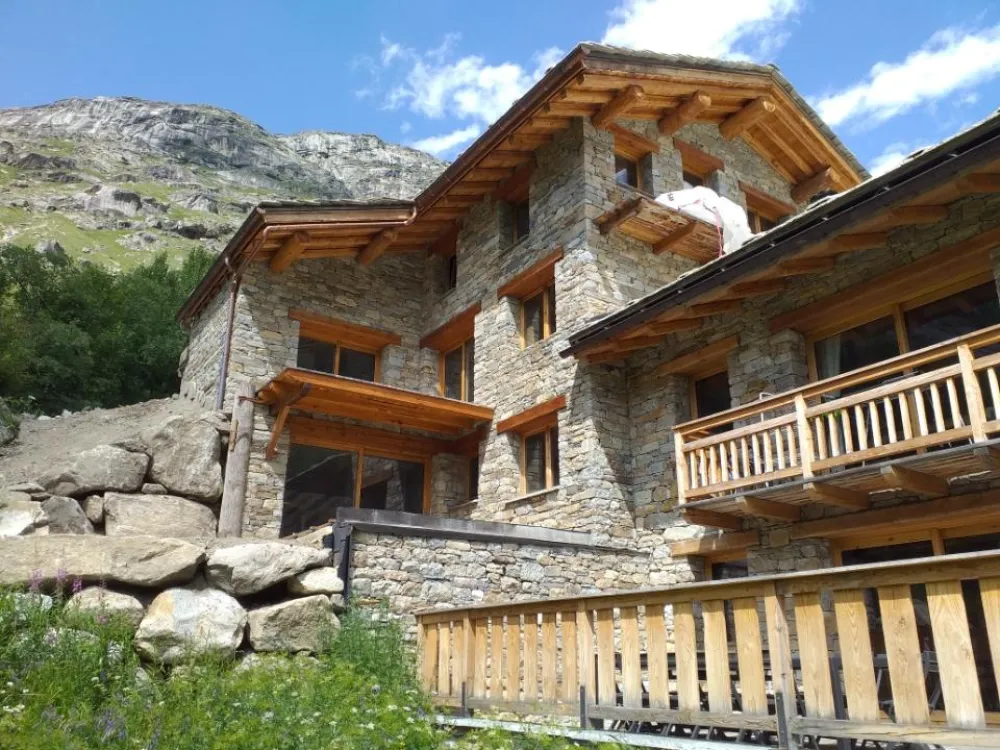 Vue d'ensemble de la façade Sud du Chalet en été (travaux non terminés)
