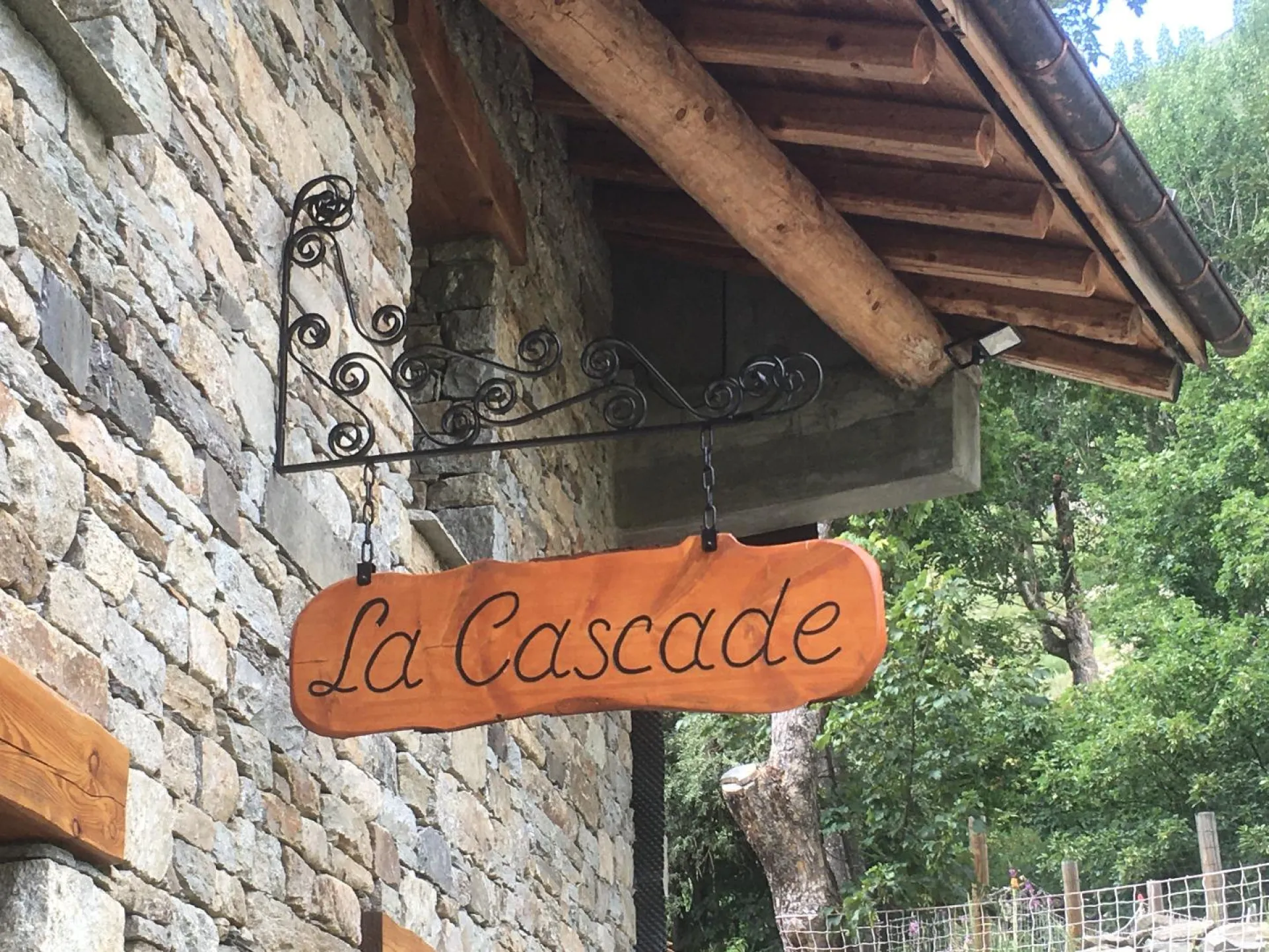 Le panneau à l'entrée du chalet, fait maison comme tout le reste