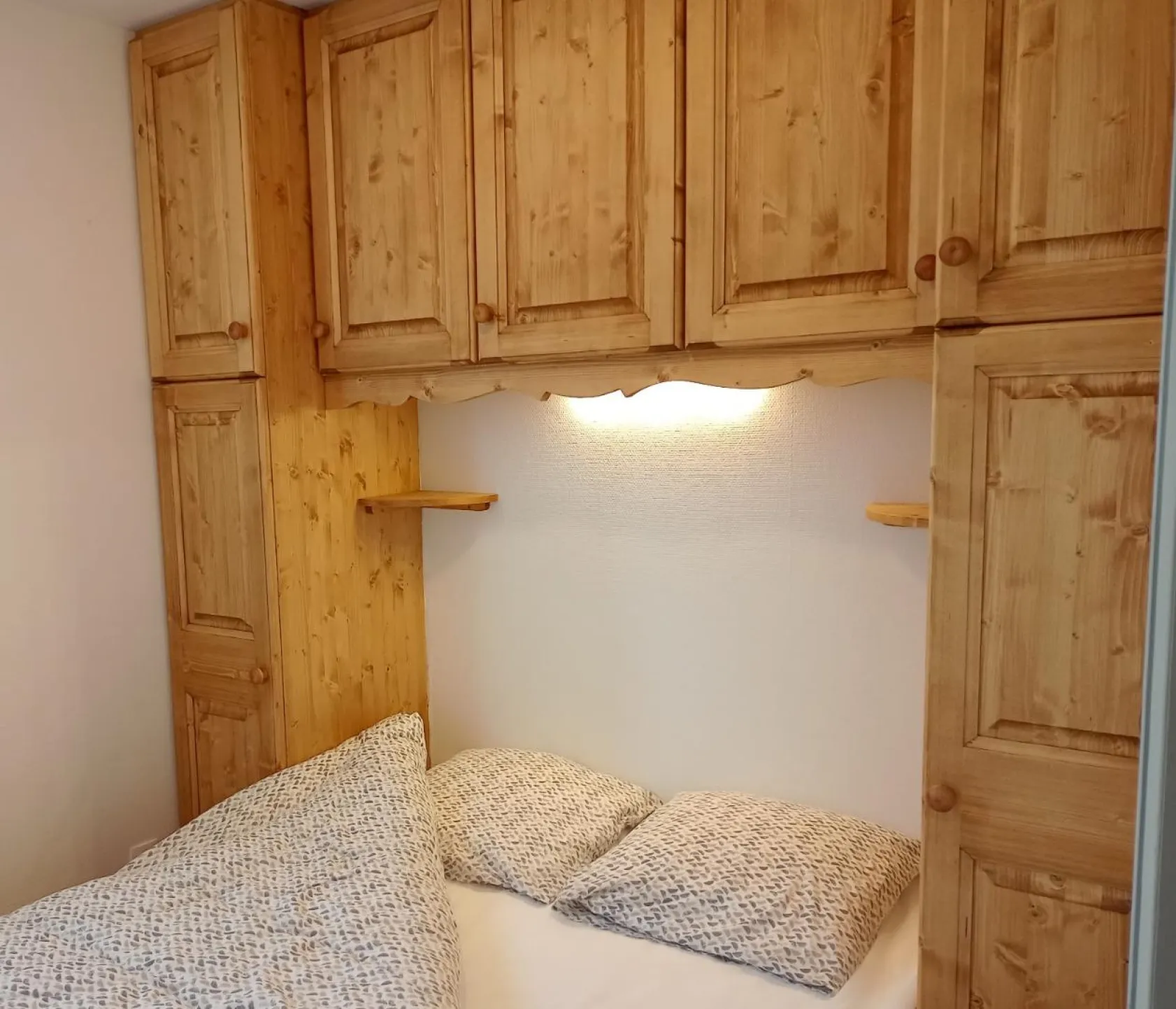 Chambre lit deux personnes et ses nombreux rangements