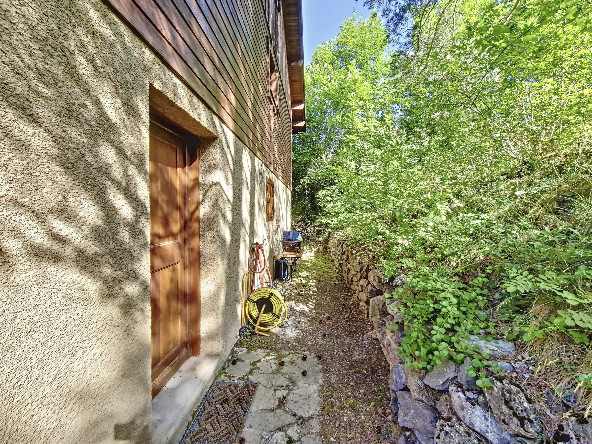 Chal les bans - vallouise. petit chalet avec jardin pour 7 personnes.