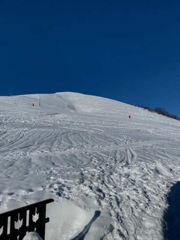 Départ à ski du chalet... face aux pistes