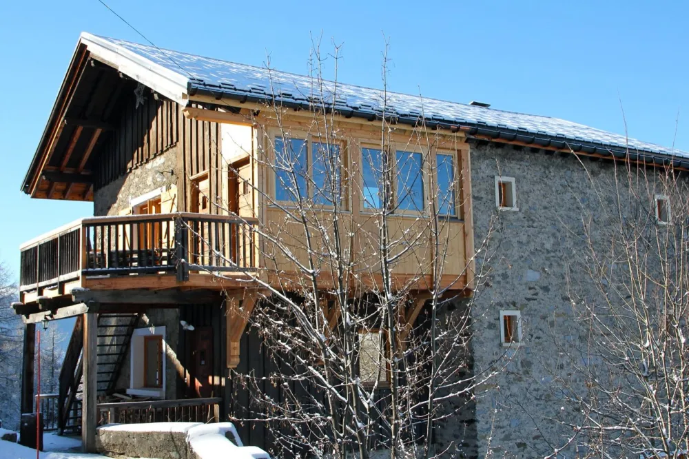 Vue sur la coursive côté Est. Rangement skis, vêtements, chaussures assuré.
Préparation facilitée avant le ski !