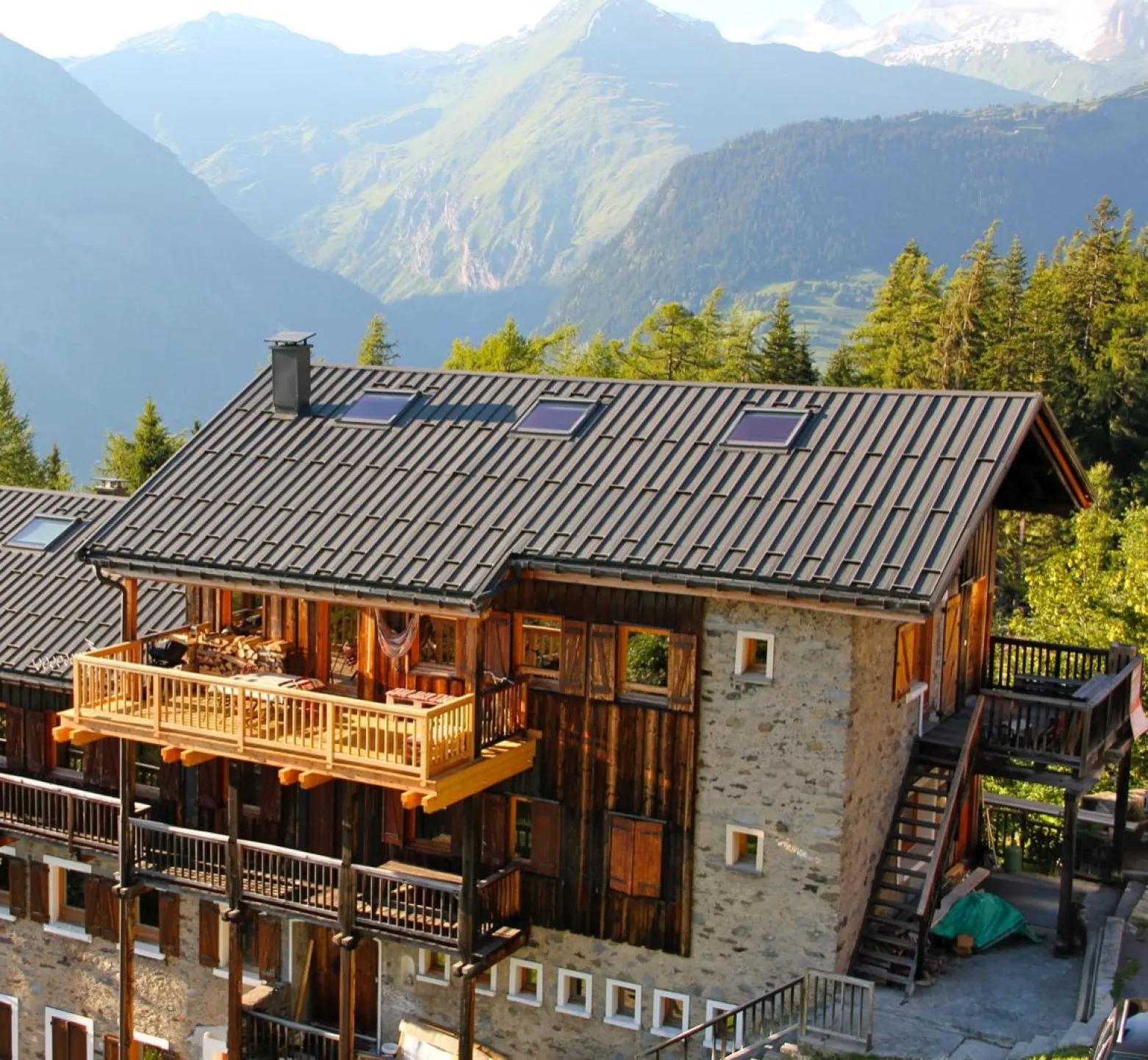 Vue du vaste balcon Sud (agrandi en 2016). Possibilité d'y déjeuner ou petit-déjeuner et de se reposer sur les transats  en plein soleil ! 