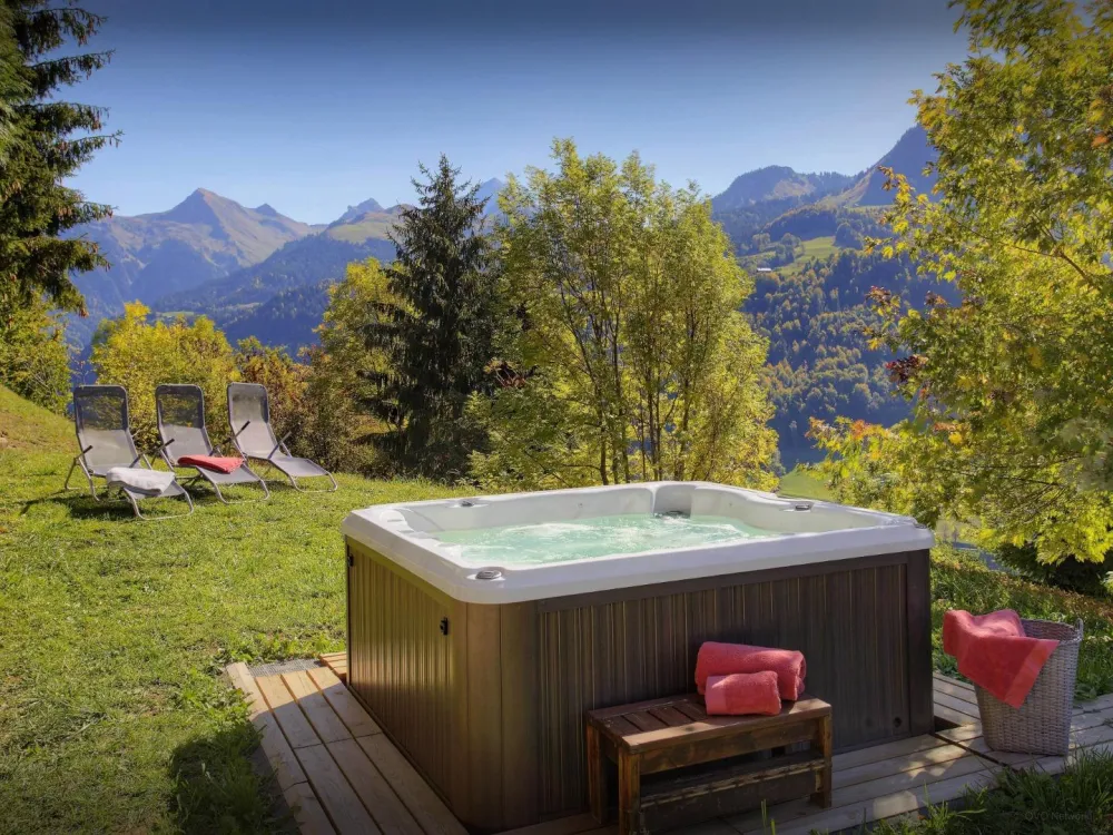 After a great mountain hike, enjoy pure relaxation in the hot tub !
