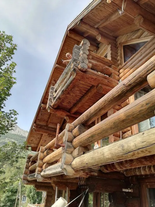 chalet typique en rondins pour 12 personnes , au coeur du village d'ALLOS 