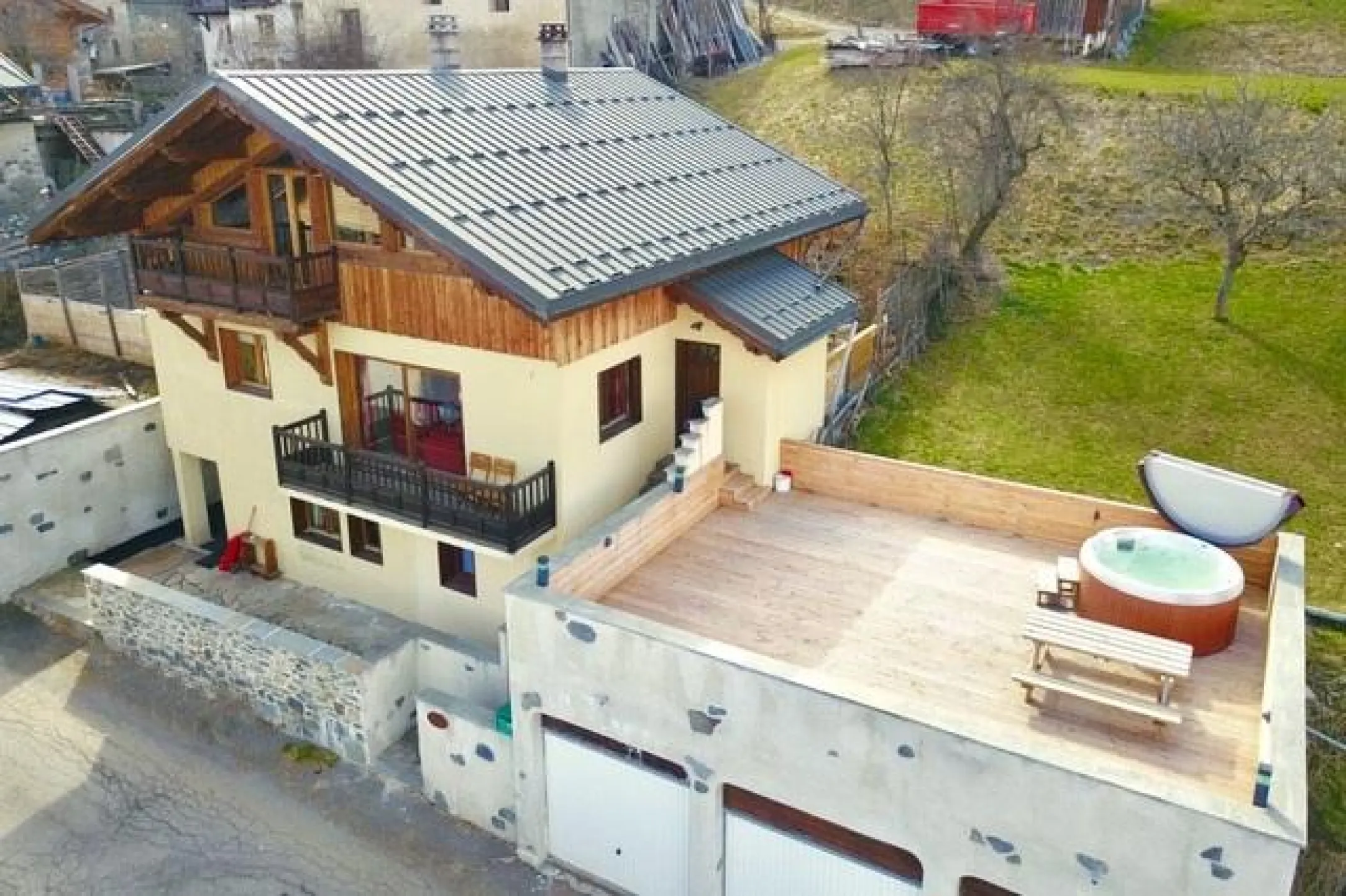 Chalet Jaune with private terrace and Hot Tub