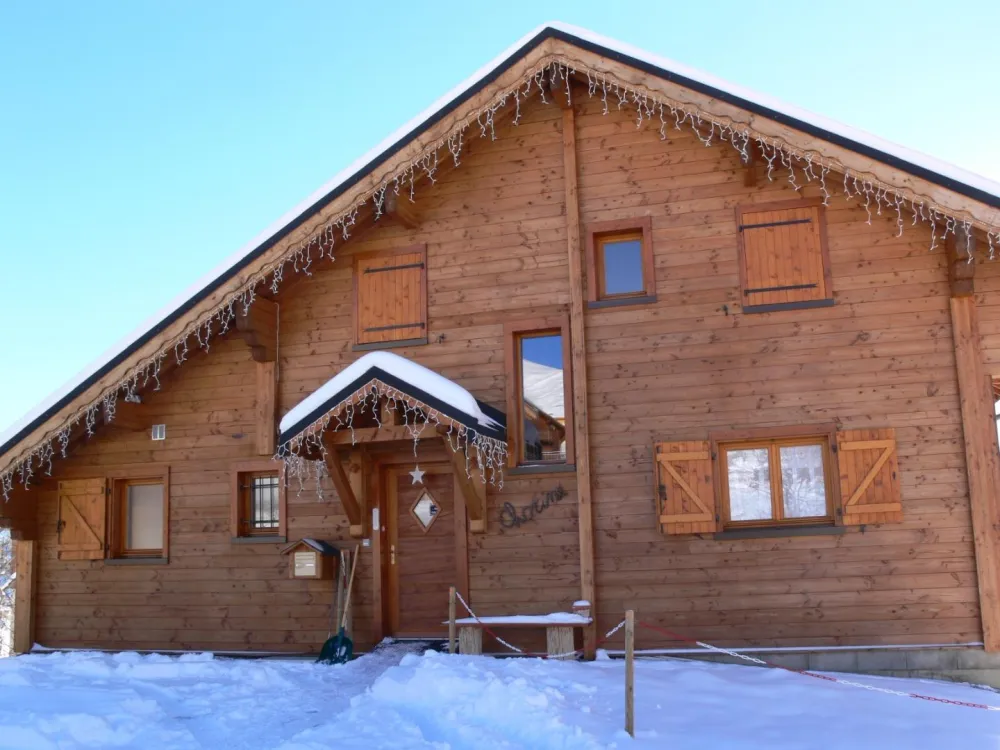 entrée du chalet avec rampe d’accès pour fauteuil.
parking devant le chalet 2 places et sur le coté gauche 1 à 2 voitures