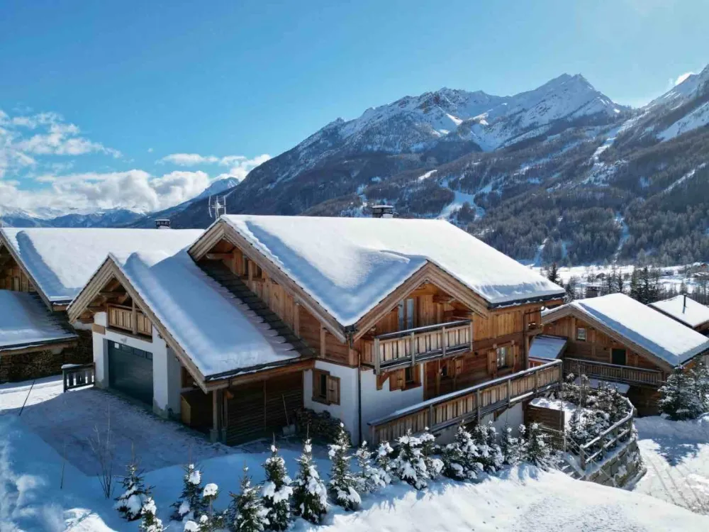 Chalet le Mélézin, 6 chambres, 6 salles de bains, un Jacuzzi 7 places et sauna, plein sud face aux pistes de Monêtier-Les-bains. 