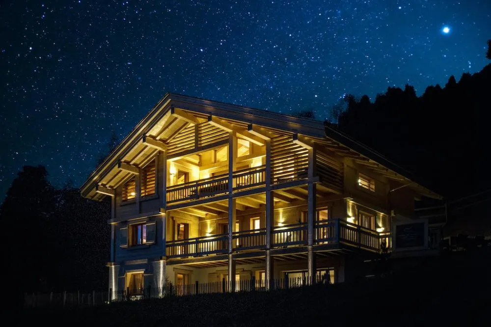 Le chalet Céleste en hiver sous les étoiles