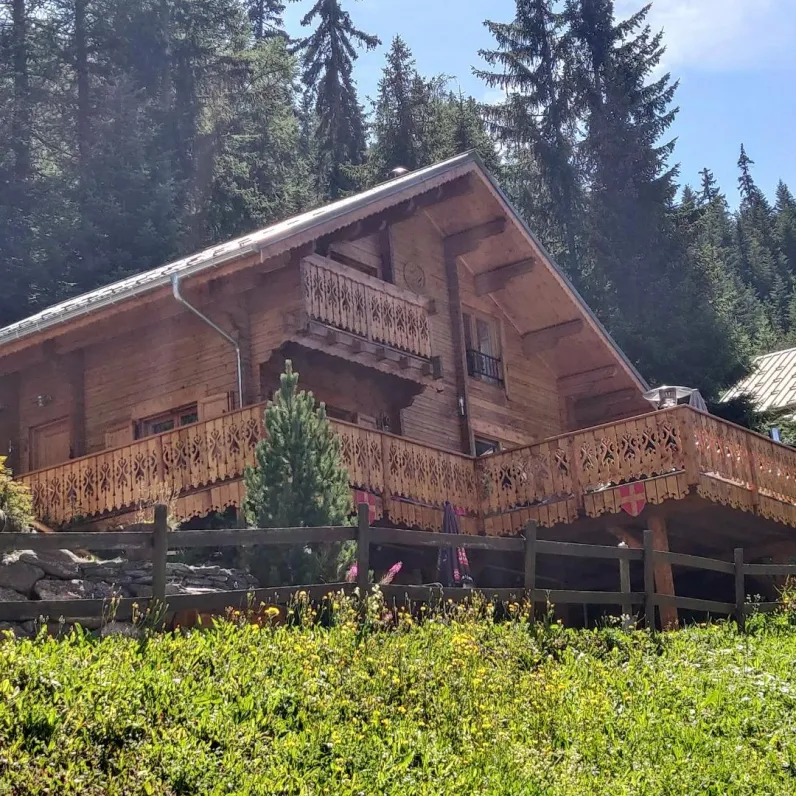 Magnifique chalet en madrier à l'orée des bois et dans Valfréjus, tout près des pistes de ski de Charmasson et des Télésièges, des commerces, écoles de ski, garderie...