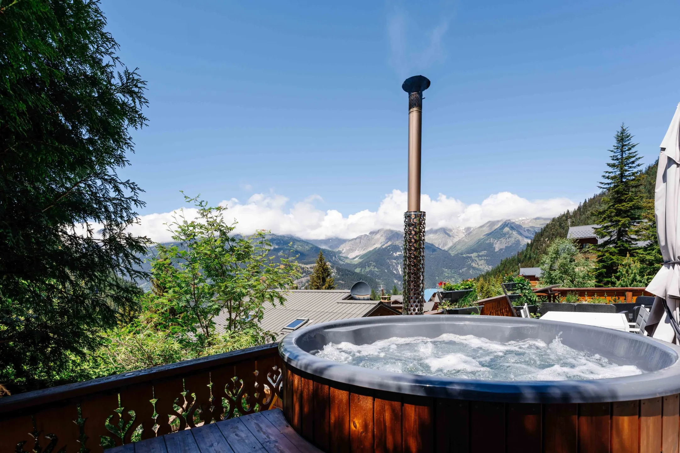 Espace bien-être : son bain bouillonnant nordique chauffé au bois : prestation 1h30 à 110€ pour 4 personnes