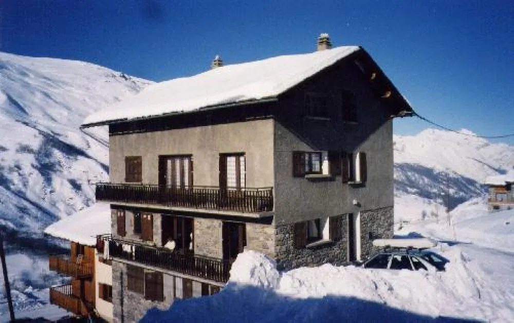 Chalet genepi 1 au coeur du village du lavassay accès direct aux pistes